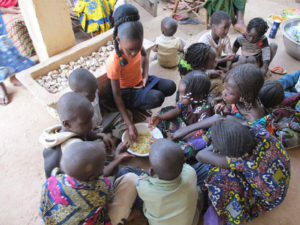 bezoek burkina faso samen eten